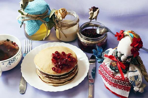 Pancakes with maple syrup. prepared pancakes among ingredients . — Stock Photo, Image