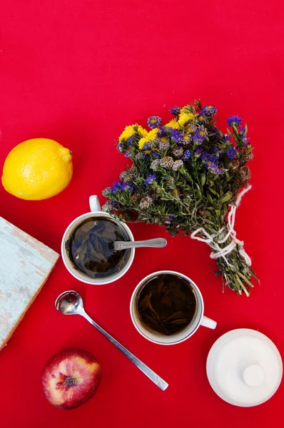 Una taza de té, limón amarillo, sobre un fondo rojo, comida y bebida , — Foto de Stock