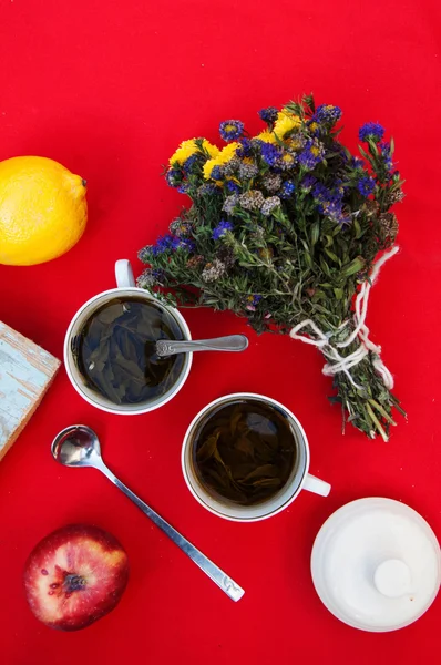 Una taza de té, limón amarillo, sobre un fondo rojo, comida y bebida , — Foto de Stock