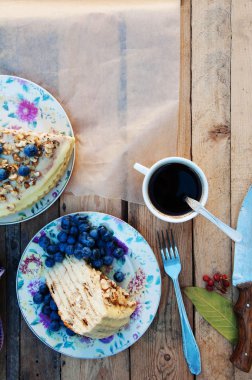 Ahşap backgroup taze yaban mersini ile lezzetli kek Dilim