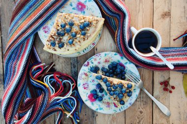 Ahşap backgroup taze yaban mersini ile lezzetli kek Dilim
