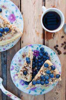 Ahşap backgroup taze yaban mersini ile lezzetli kek Dilim