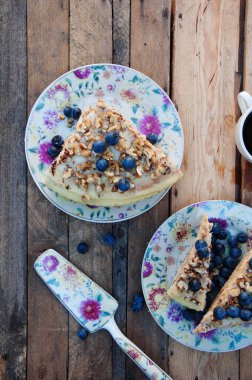 Ahşap backgroup taze yaban mersini ile lezzetli kek Dilim