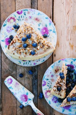 Ahşap backgroup taze yaban mersini ile lezzetli kek Dilim