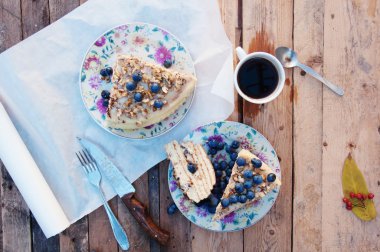 Ahşap backgroup taze yaban mersini ile lezzetli kek Dilim