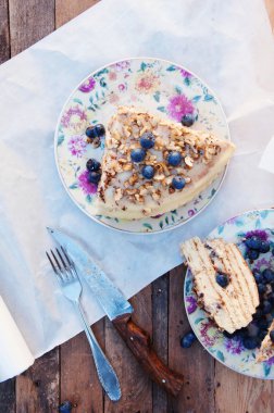 Ahşap backgroup taze yaban mersini ile lezzetli kek Dilim