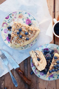 Ahşap backgroup taze yaban mersini ile lezzetli kek Dilim