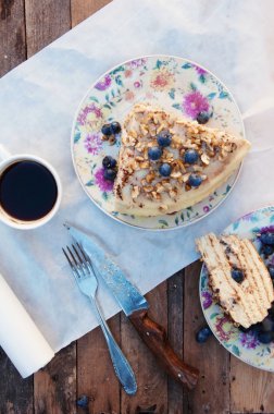 Ahşap backgroup taze yaban mersini ile lezzetli kek Dilim