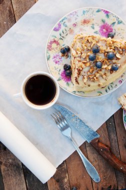 Ahşap backgroup taze yaban mersini ile lezzetli kek Dilim