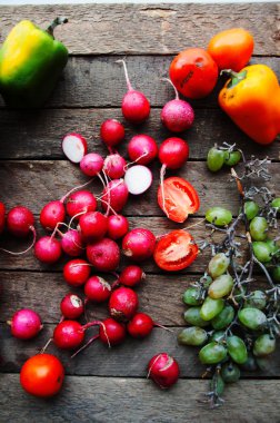 Kiraz domates, ıspanak, ahşap bir tabakta taze salata 