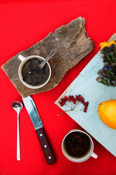 bir fincan çay, sarı limon, bir kırmızı arka plan, yiyecek ve içecek,