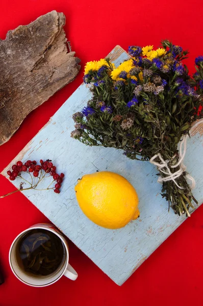 Una taza de té, limón amarillo, sobre un fondo rojo, comida y bebida , — Foto de Stock