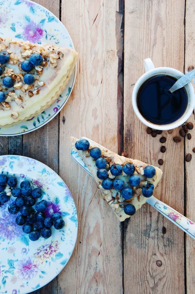 Fetta di torta deliziosa con mirtillo fresco su backgroup di legno — Foto Stock