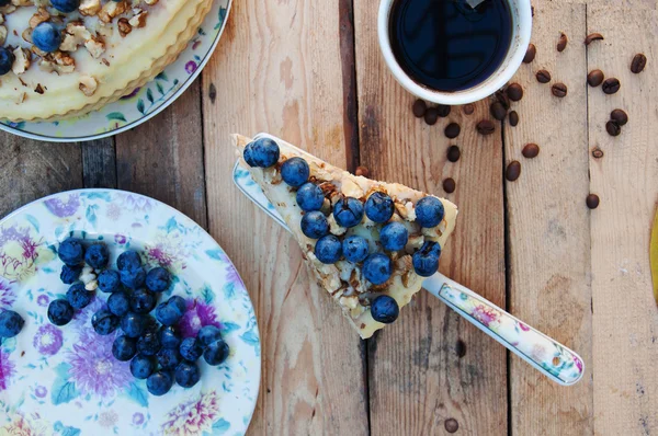 Scheibe leckerer Kuchen mit frischen Blaubeeren auf hölzernem Rücken — Stockfoto