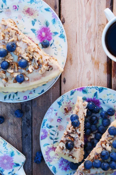 Skiva av läcker tårta med färska blåbär på trä backgroup — Stockfoto