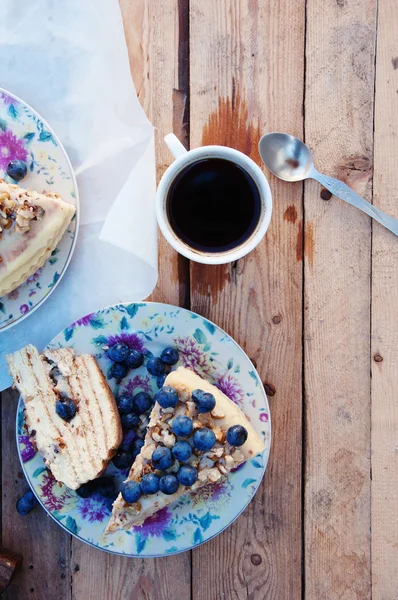 Ahşap backgroup taze yaban mersini ile lezzetli kek Dilim