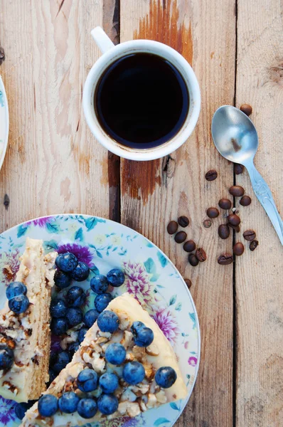 Ahşap backgroup taze yaban mersini ile lezzetli kek Dilim