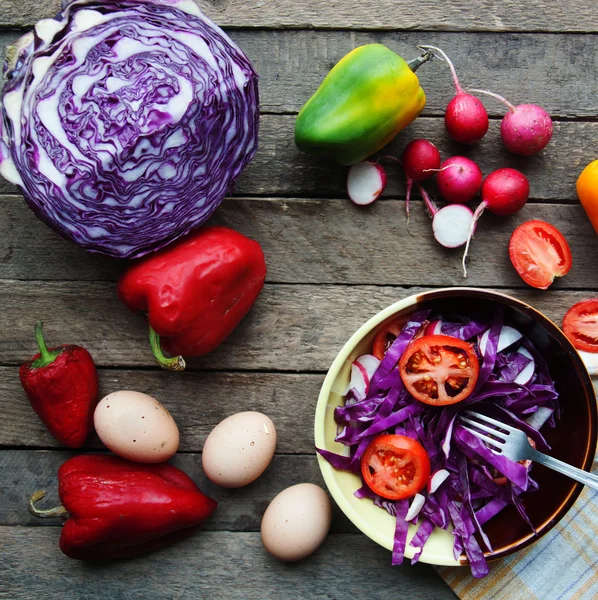 Ensalada fresca con tomates cherry, espinacas, en un plato de madera — Foto de Stock