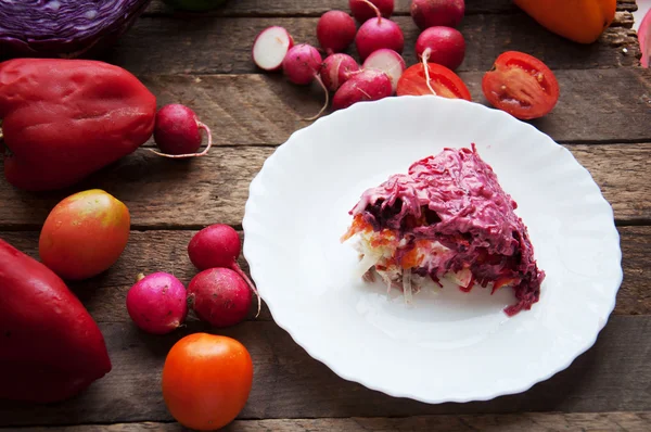 Salade fraîche aux tomates cerises, épinards, dans une assiette en bois — Photo