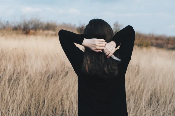 Giovane ragazza in giacca nera, con i capelli corti è tornato con la sua h — Foto Stock