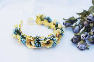 Çember üzerinden çiçek, çelenk renkli çiçekli. El yapımı çiçekler