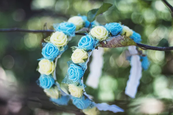 Aro de flores, corona de flores de colores. Corona de flores hechas a mano en blanco. Accesorio. Flores artificiales. Accesorios para el cabello. Belleza. Moda. Decoración para la cabeza. Guirnaldas . — Foto de Stock