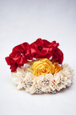 Çember üzerinden çiçek, çelenk renkli çiçekli. El yapımı çiçekler