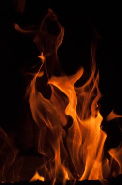 Siyah bir zemin üzerine alevler ateş. Yangın alev doku geri blaze