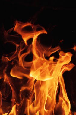 Siyah bir zemin üzerine alevler ateş. Yangın alev doku geri blaze