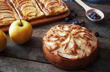 Ev yapımı organik elmalı turta tatlı yemeye hazır. Delicious ve b
