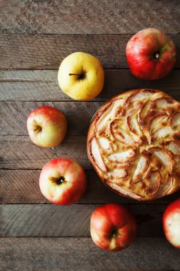 Ev yapımı organik elmalı turta tatlı yemeye hazır. Lezzetli elma