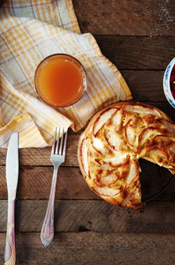 Ev yapımı organik elmalı turta tatlı yemeye hazır. Lezzetli elma