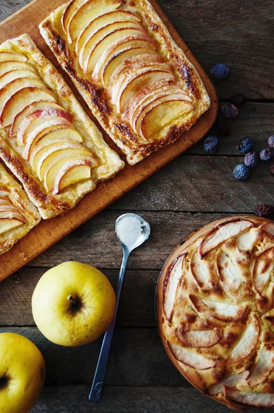 Sobremesa de torta de maçã orgânica caseira pronta para comer. — Fotografia de Stock