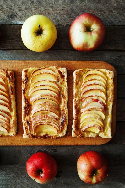 Домашні органічні рум'яні пироги з яблучним листковим тістом, готові до е — стокове фото