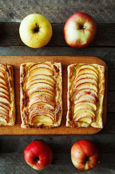 Pasteles secos orgánicos caseros con hojaldre de manzanas, listos para ea — Foto de Stock