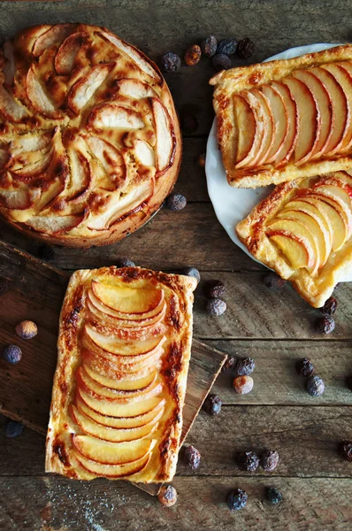 Pasteles secos orgánicos caseros con hojaldre de manzanas, listos para ea — Foto de Stock