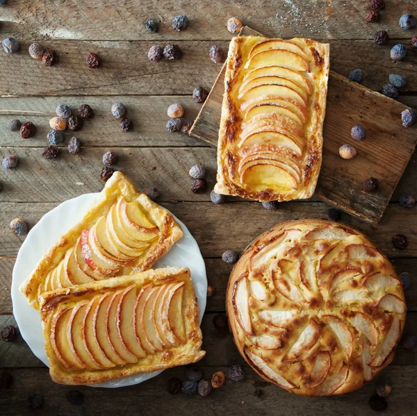 Tortas ruddy orgânicos caseiros com maçãs massa folhada, pronto para ea — Fotografia de Stock