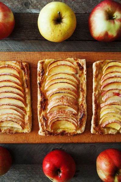 Tortas ruddy orgânicos caseiros com maçãs massa folhada, pronto para ea — Fotografia de Stock