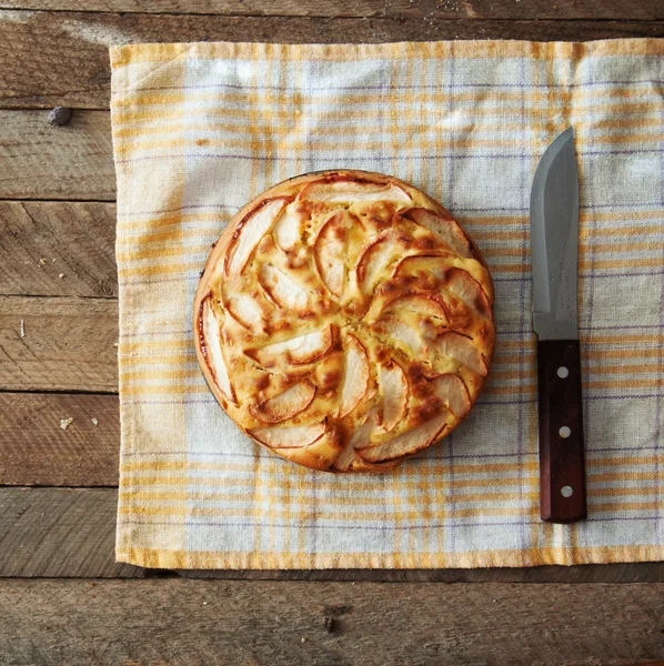 Sobremesa de torta de maçã orgânica caseira pronta para comer. Maçã deliciosa — Fotografia de Stock