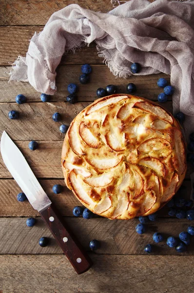 Sobremesa de torta de maçã orgânica caseira pronta para comer. Maçã deliciosa — Fotografia de Stock