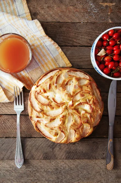 Sobremesa de torta de maçã orgânica caseira pronta para comer. Maçã deliciosa — Fotografia de Stock