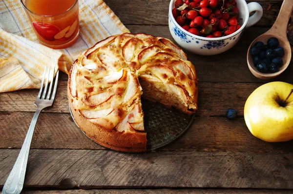 Sobremesa de torta de maçã orgânica caseira pronta para comer. Maçã deliciosa — Fotografia de Stock