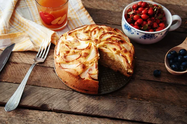 Sobremesa de torta de maçã orgânica caseira pronta para comer. Maçã deliciosa — Fotografia de Stock