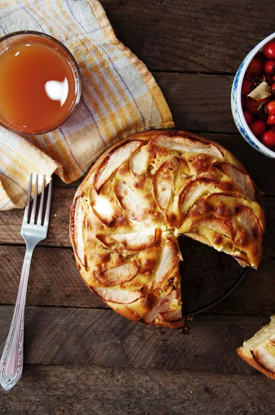 Sobremesa de torta de maçã orgânica caseira pronta para comer. Maçã deliciosa — Fotografia de Stock