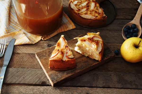 Tortas ruddy orgânicos caseiros com maçãs massa folhada, pronto para ea — Fotografia de Stock