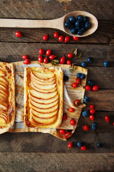 Tortas ruddy orgânicos caseiros com maçãs massa folhada, pronto para ea — Fotografia de Stock