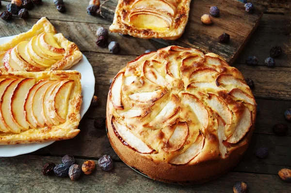 Buatan sendiri pies ruddy organik dengan apel puff pastry, siap untuk ea Stok Gambar Bebas Royalti