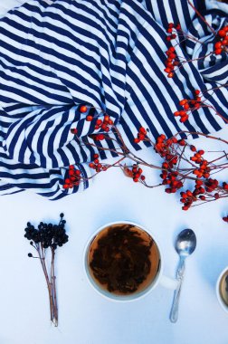 Kahverengi fincan taze yeşil çay ile. Beyaz bir arka plan üzerinde çay