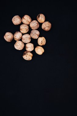 Kuru ceviz. Siyah arka plan üzerine izole ceviz. Birçok fr