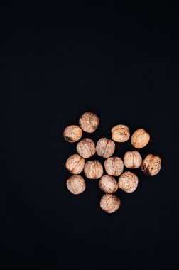 Kuru ceviz. Siyah arka plan üzerine izole ceviz. Birçok fr